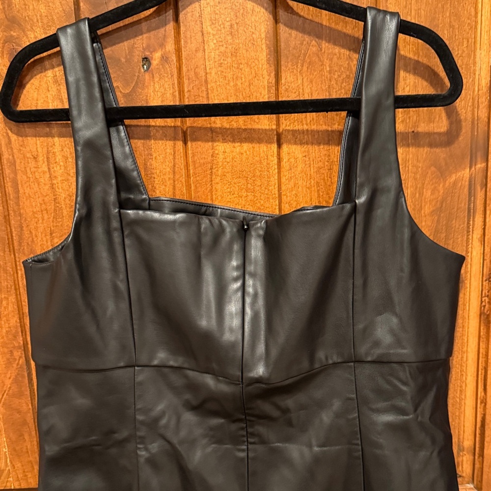 Elegant Black Sleeveless Dress - Picture 6 of 7